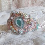 Mintfarbenes Spitzenarmband Manschette Haute-Couture bestickt mit Swarovski-Kristallen, böhmischen Glasperlen, Rocailles und Luzitblumen aus Harz